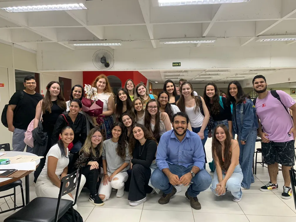 Após sofrer deboche de colegas, mulher de 44 anos é homenageada por colegas na faculdade.